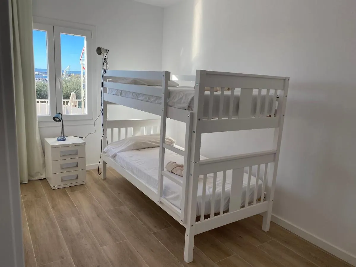 レスタルティットApartament Amb Ac Amb Vistes Al Mar, Estartitアパートメント アパート レスタルティット